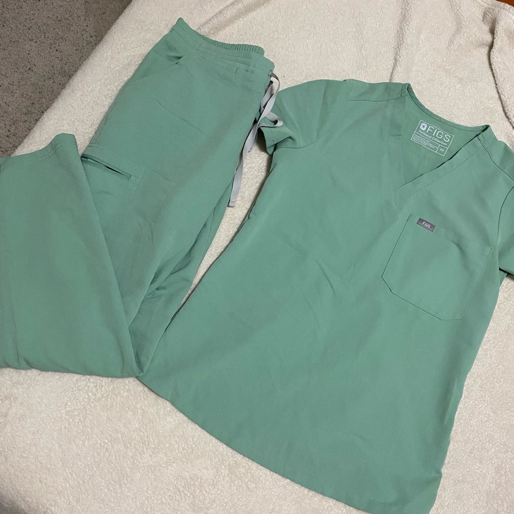 Figs women’s scrubs